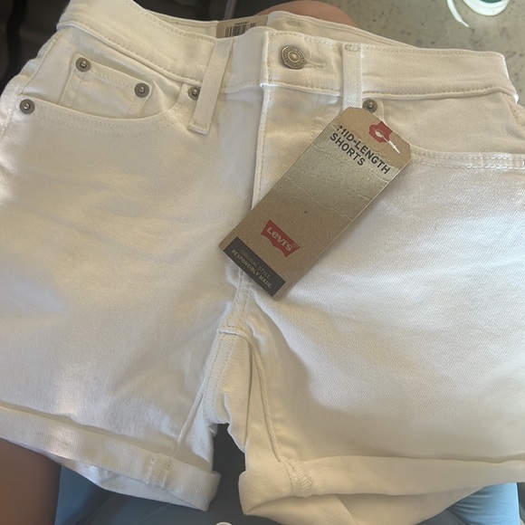 NWT Levi’s Mid Length Shorts - Picture 3 of 3